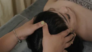 Massage ấn huyệt đầu trán