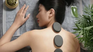 Massage cổ vai gáy bằng đá nóng